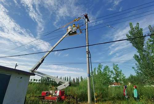 2025年9月7日，龍井線01號桿帶電接電纜頭引線。